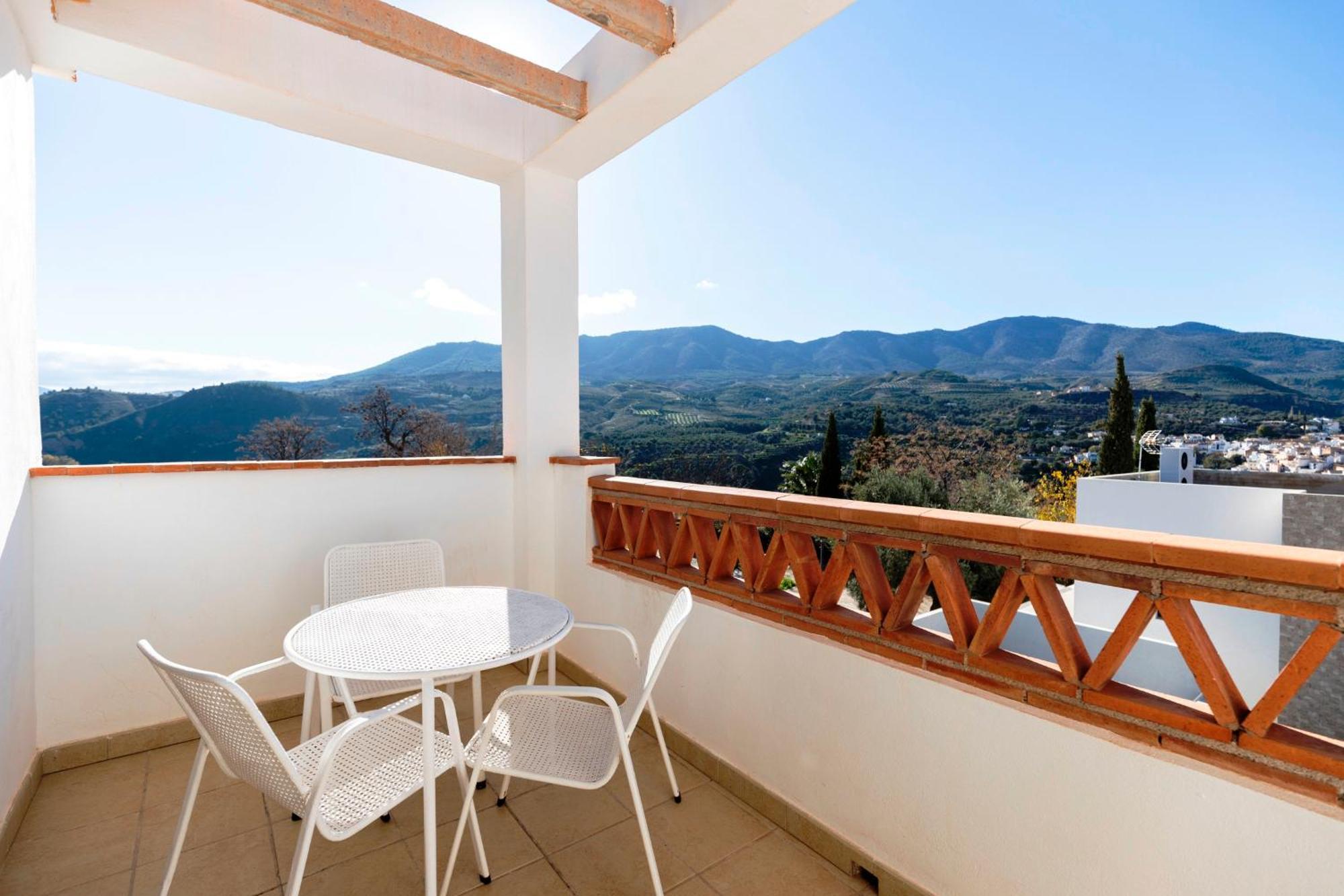 Family Room with Lake View,1689844765:JPEG